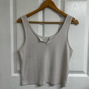 American Eagle White V-Neck Cropped Tank Top with Ribed texture basic tank top